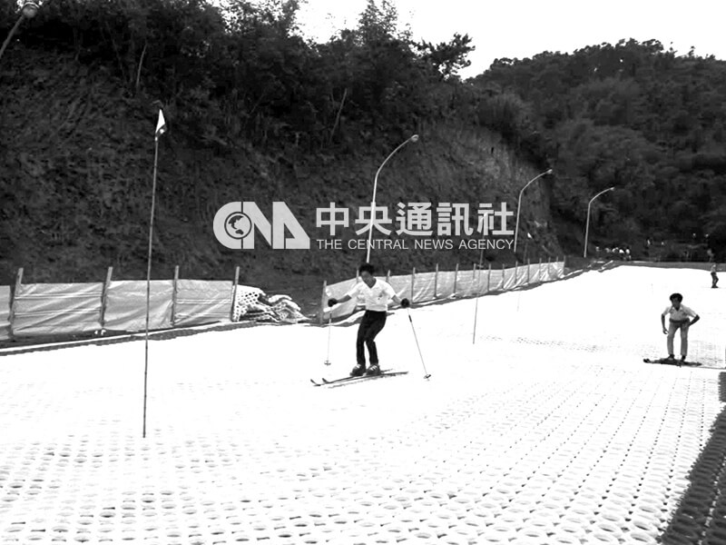 青潭立体动态游泳坦人造滑雪场。中央社记者陈永魁摄 61年5月5日