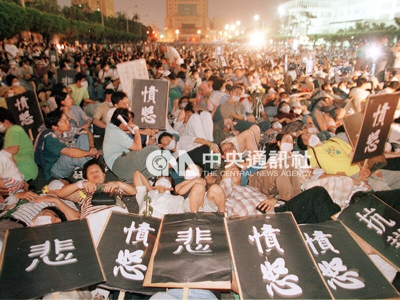 以「总统认错、撤换内阁」为诉求的「504为台湾而走」游行，游行民众横躺在凯达格兰大道上表达抗议。中央社记者王飞华摄 86年5月4日