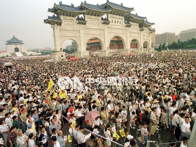 警方估计约1万5000名民众参加由人本教育基金会等社团组织发起的「504为台湾而走」活动，强烈表达对当前治安的忧心。中央社记者张良一摄 86年5月4日