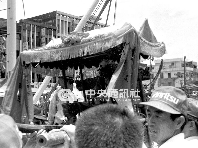 从湄洲迎回的妈祖神像。中央社记者林钦铭摄 1989年5月10日
