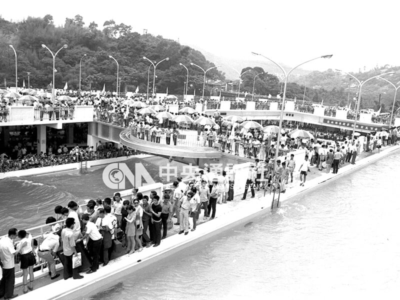 1971年7月青潭立体动态游泳场开幕时，不仅邀请何应钦将军主持揭幕，还找来穿著泳装的「今日小姐」助阵，现场挤满拍照的民众。中央社记者陈永魁摄 60年7月21日