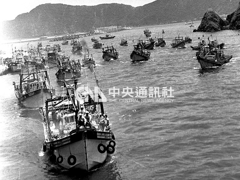 1989年5月10日，前往福建湄洲媽祖廟進香的宜蘭南方澳漁船船隊，中午返回南方澳。中央社記者林欽銘攝 1989年5月10日