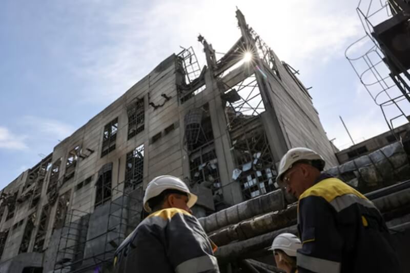 2日烏克蘭一處建築遭俄羅斯飛彈襲擊。（路透社）