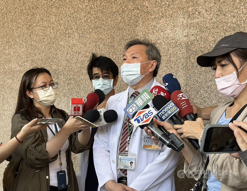一名高醫工讀生以輕挑口吻評論車禍死者傷部引發爭議,高醫副院長戴嘉言(前中)3日表示,針對院內工讀生發文造成死者家屬有不好的感受,要向家屬及社會大眾致歉,院方已對這名工讀生暫時停職。中央社記者林巧璉攝 113年5月3日