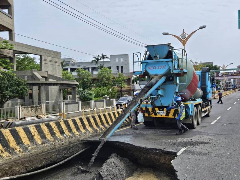 新竹縣湖口鄉成功路4日被民眾發現路面出現長約6.4公尺、寬約2.3公尺的坑洞，竹縣府工務處接獲通報到場封路，坑洞內未發現管線受損，瓦斯公司檢測確認沒有漏氣，由廠商緊急灌漿搶修。（新竹縣政府提供）中央社記者魯鋼駿傳真 113年5月4日