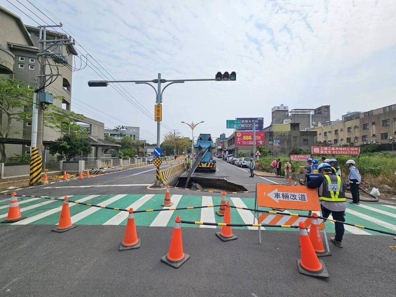 新竹縣湖口鄉成功路路面4日出現「天坑」，縣府工務處到場封路、緊急灌漿搶修，經初步調查，坑洞疑為台電工程進行潛盾作業造成，後續要求台電於10日內提送潛盾路徑的透地雷達報告。（新竹縣政府提供）中央社記者魯鋼駿傳真  113年5月4日