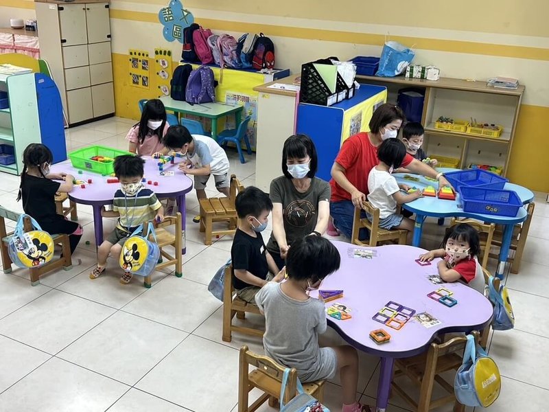 澎湖縣馬公市立幼兒園「假日托育服務」4日正式實施，讓雙薪家庭的家長假日也能安心工作或處理事務；市公所表示，原有24名小朋友報名，首日實際到課共有16名。（馬公市公所提供）中央社  113年5月4日