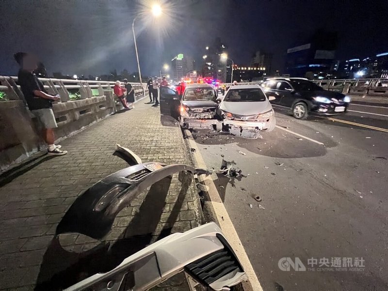 台北市成美橋4日晚間發生車禍，現場為3輛車發生相撞意外，造成4人受傷送醫，詳細車禍原因仍待警方調查釐清。（翻攝畫面）中央社記者劉建邦傳真  113年5月4日