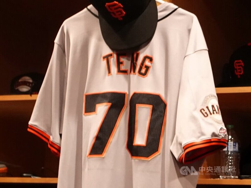 美國職棒大聯盟（MLB）今年開季以來，廠商NIKE設計的球衣得到許多負面批評，其中球員姓名字體較小，遭批評像是業餘風格。圖為台灣好手鄧愷威先前升上大聯盟時穿的巨人隊客場球衣。中央社記者林宏翰洛杉磯攝 113年5月4日