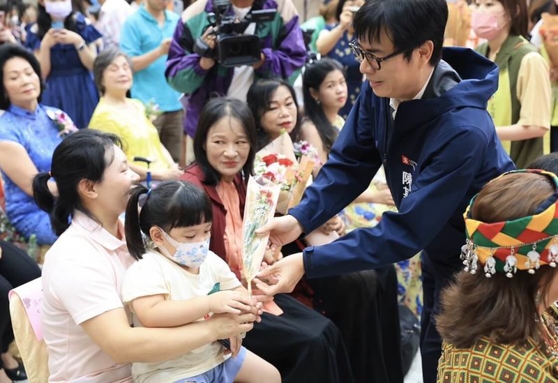 高雄市長陳其邁（右）4日上午出席「母親節美力媽媽」頒獎典禮，逐一致贈康乃馨跟祝福獎座，感謝美力媽媽們溫暖家庭和社會每一個角落，並祝福全天下的媽媽母親節快樂。（高市社會局提供）中央社記者洪學廣傳真  113年5月4日