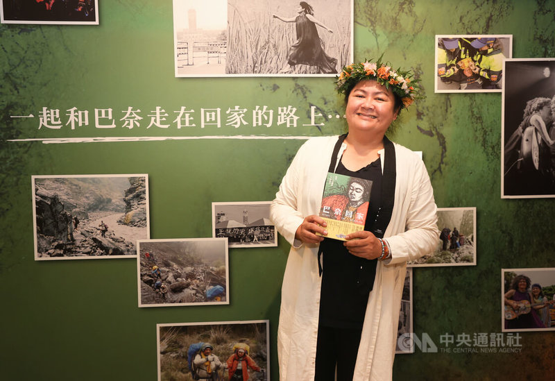 歌手巴奈（图）为原住民权益走上街头抗争，新书「巴奈回家：凯道．二二八公园的二六四四天」记录这7年来的心路历程，她4日在台北出席发表会，分享生命故事。中央社记者谢佳璋摄　113年5月4日