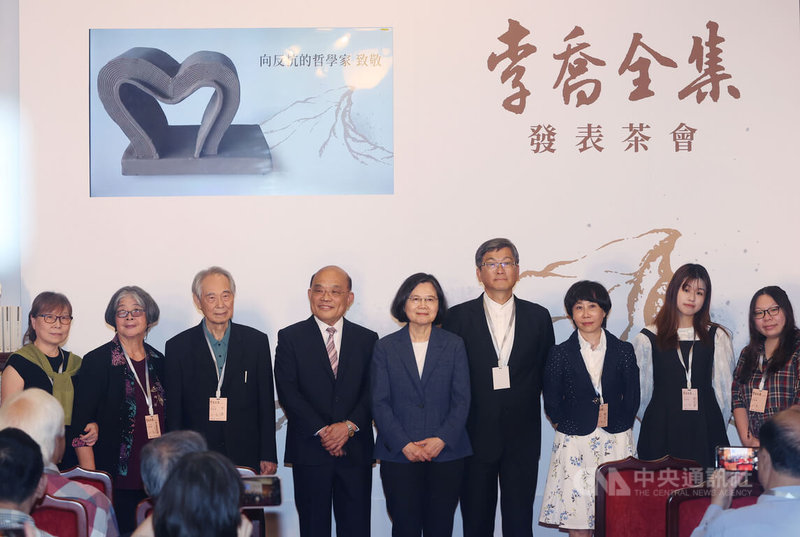 客家委員會4日下午在台北賓館舉行「李喬全集」發表茶會,作家李喬(左3)與總統蔡英文(中)、前行政院長蘇貞昌(左4)、客委會主委楊長鎮(右4)等人出席合影。中央社記者郭日曉攝 113年5月4日
