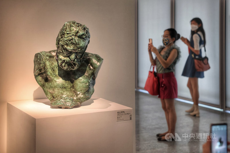 「真實本質：羅丹與印象派時代」在富邦美術館水景展廳展出至9月，4日開館吸引民眾到場參觀。圖為雕塑家羅丹作品「維克多．雨果的胸像」。中央社記者王飛華攝 113年5月4日