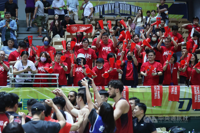 台灣職業籃球T1聯盟季後賽4日下午開打,首戰由台北戰神隊在新莊體育館交手新北中信特攻隊,戰神終場以95比94搶下系列賽首勝,球迷(紅衣者)也在場邊興奮吶喊。中央社記者趙世勳攝 113年5月4日