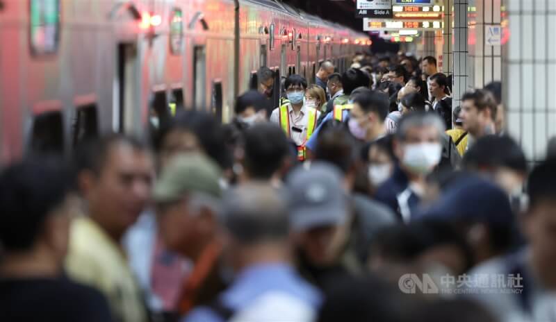 圖為連假期間台北車站台鐵月台搭車人潮。（中央社檔案照片）