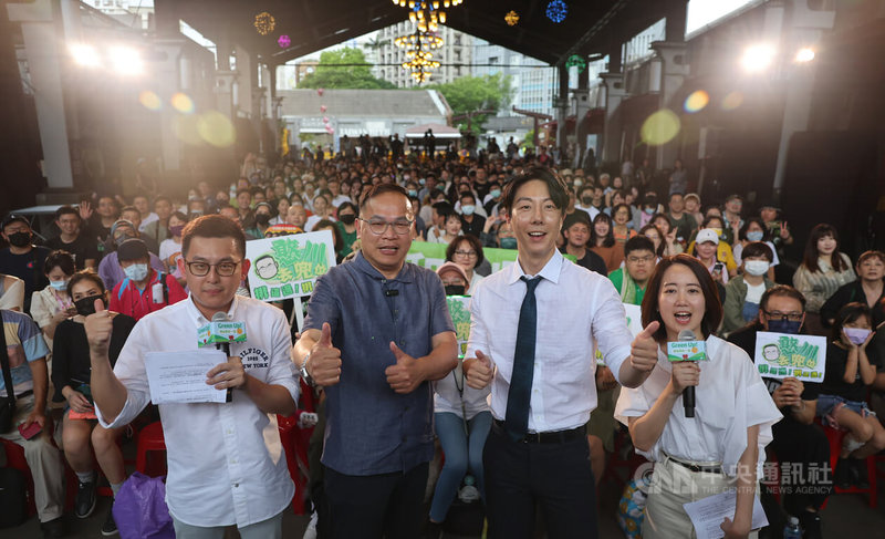 民進黨「Green Up! 和台灣在一起」入黨簽名見面會4日下午在台北舉行，政策會執行長王義川（前左2）、發言人吳崢（前右2）擔任入黨推薦人。中央社記者王飛華攝　113年5月4日