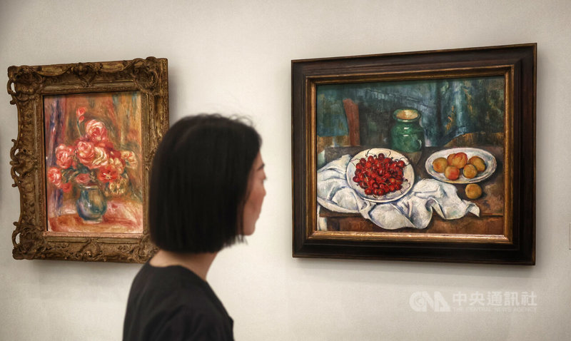 富邦美術館4日舉辦開館大展「真實本質:羅丹與印象派時代」,展出法國畫家塞尚經典作品「桃子與櫻桃的靜物畫」(右),價值近新台幣20億元。中央社記者王飛華攝 113年5月4日