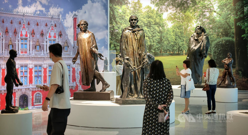 富邦美術館首檔展覽「真實本質:羅丹與印象派時代」4日起登場,展出19世紀著名雕塑家羅丹70餘件作品,開館第一天便吸引許多民眾參觀。中央社記者王飛華攝 113年5月4日