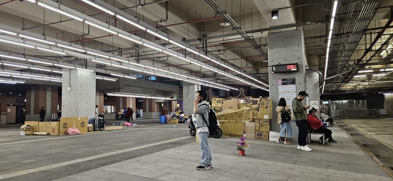 台中市政府表示，因民眾持續陳情火車站遭街友占用、隨地便溺及丟棄垃圾，市府透過每日2次聯合會勘及勸導，並在現場張貼告示，針對私人堆置物品（如紙箱、便當盒等）都將予以清除，以提供整潔的乘車環境。（台中市政府提供）中央社記者郝雪卿傳真  113年5月4日