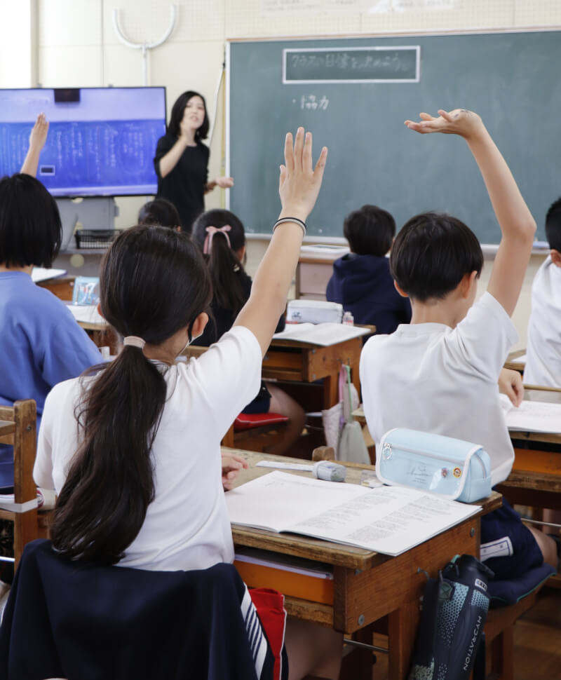 日本政府總務省推估，截至4月1日止，日本未滿15歲兒童約1401萬人，較去年減少33萬人。圖為靜岡市一所小學上課情形。（共同社）