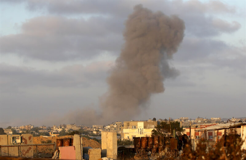 3日以色列襲擊加薩，濃煙從建築物升起。（安納杜魯新聞社）