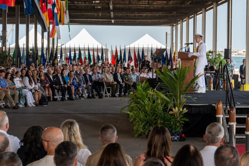 美军新任印太司令帕帕罗上将3日在夏威夷出席交接典礼，我国参谋总长梅家树上将（红箭头处）也获邀出席。（图取自facebook.com/INDOPACOM）