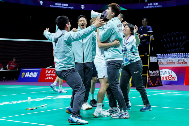 台灣羽球男子團隊3日在湯姆斯盃8強以3比1獲勝，隊史首度闖進4強。（圖取自twitter.com/bwfmedia）