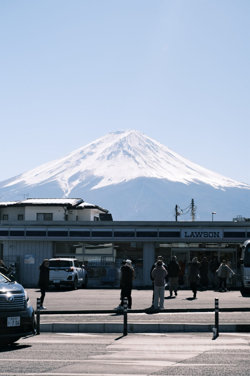 日本山梨縣富士河口湖町距離話題便利商店約5分鐘車程的地方，有另一家同樣可以將富士山當成背景的羅森便利商店。（中央社）
