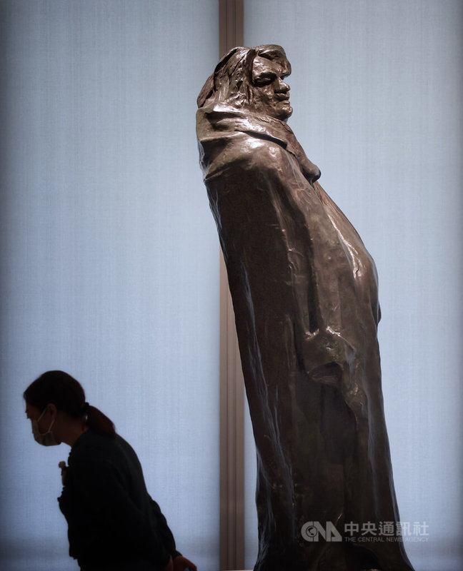 富邦美術館開館大展「真實本質:羅丹與印象派時代」4日起隆重登場,展出19世紀著名雕塑家羅丹多件作品,包括奠定其學術地位的「巴爾札克紀念像」。中央社記者王飛華攝 113年5月4日
