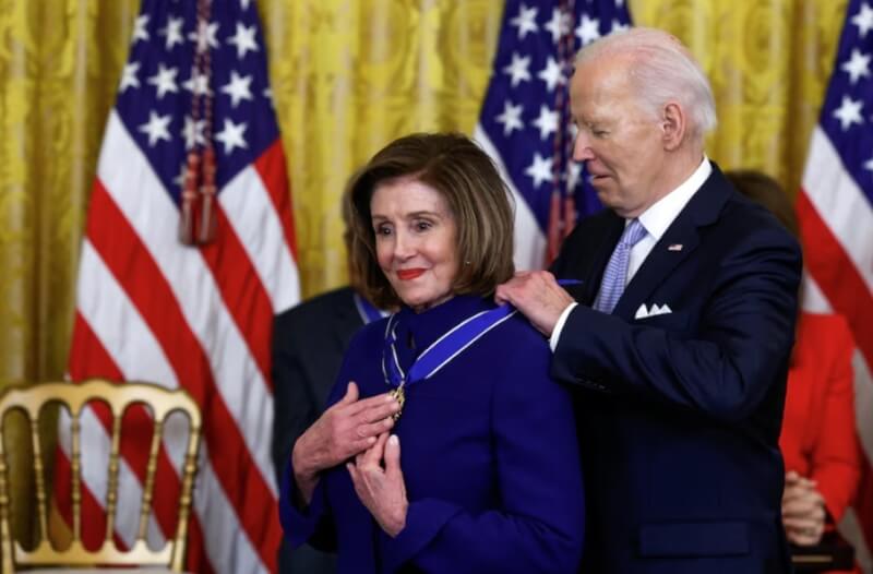 美國總統拜登（前右）3日頒發「總統自由獎章」給聯邦眾議院前議長裴洛西（前左）。（路透社）