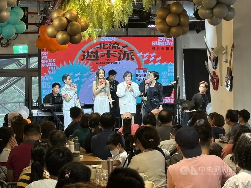 台北流行音樂中心5月起推出「北流週末派」系列節目，首場活動5日登場，由北流董事長黃韻玲（右1）與資深音樂人丁曉（左1））共同主持，帶領觀眾重返90年代。中央社記者陳昱婷攝 113年5月5日