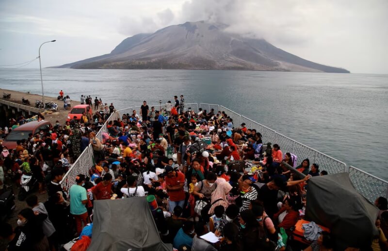 印尼魯仰火山噴發後，居民搭上軍艦撤離。（路透社）
