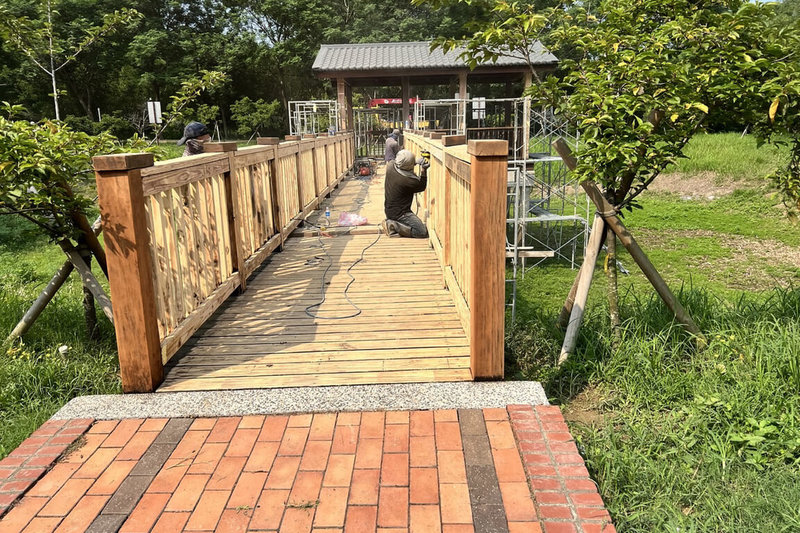 台南山上花园水道博物馆净水池区为热门赏樱景点，滞洪池边的凉亭与木桥等休憩设施出现损坏，市府与西拉雅国家风景区管理处利用非花季展开检修。（台南市文化局提供）中央社记者杨思瑞台南传真  113年5月5日