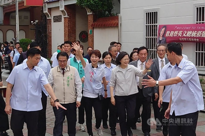 總統蔡英文（前排左4）5日在台南市長黃偉哲（前排左2）等陪同下，前往台灣首廟天壇參香，向現場民眾揮手致意。中央社記者楊思瑞攝  113年5月5日