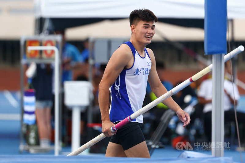 113年全大運公開男生組撐竿跳高決賽5日登場,台體大林琮憲以5公尺33打破大會紀錄,連2屆摘金。中央社記者王騰毅攝 113年5月5日
