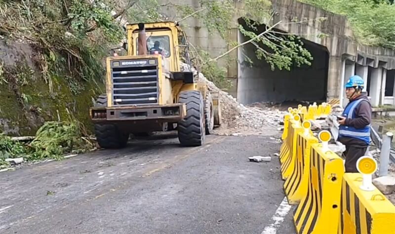 花蓮0403地震後餘震不斷，中橫便道多處路段出現落石，公路局中區養護工程分局谷關工務段持續進場搶修。（谷關工務段提供）中央社記者趙麗妍傳真 113年5月5日