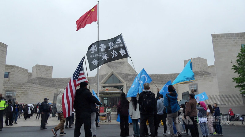 中国驻美大使馆4日开放参观，数十名民众在使馆外抗议，为香港、新疆、西藏人权迫害发声。中央社记者石秀娟华盛顿摄  113年5月5日
