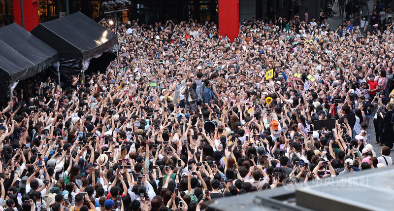 唱跳男团Energy（中）重返歌坛，推出新专辑，5日在台北信义香堤大道广场举办「Energy唯一限定签唱会」，吸引上千名粉丝到场，与他们一起同乐。中央社记者张新伟摄 113年5月5日