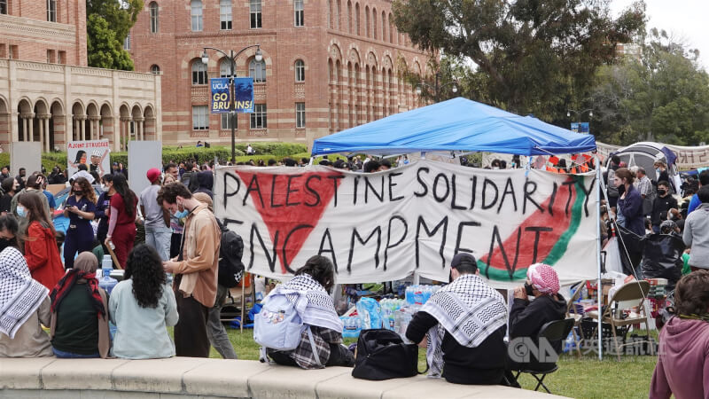美國大學生抗議以色列攻擊加薩走廊、支持巴勒斯坦的學生運動在全美擴散，加州大學洛杉磯分校（UCLA）4月底有數百人紮營示威。（中央社檔案照片）