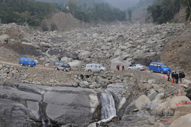 2009年莫拉克風災重創高雄縣那瑪夏鄉，台21線民生村聯外道路崩塌，交通部養護工程處緊急搶通。（中央社檔案照片）