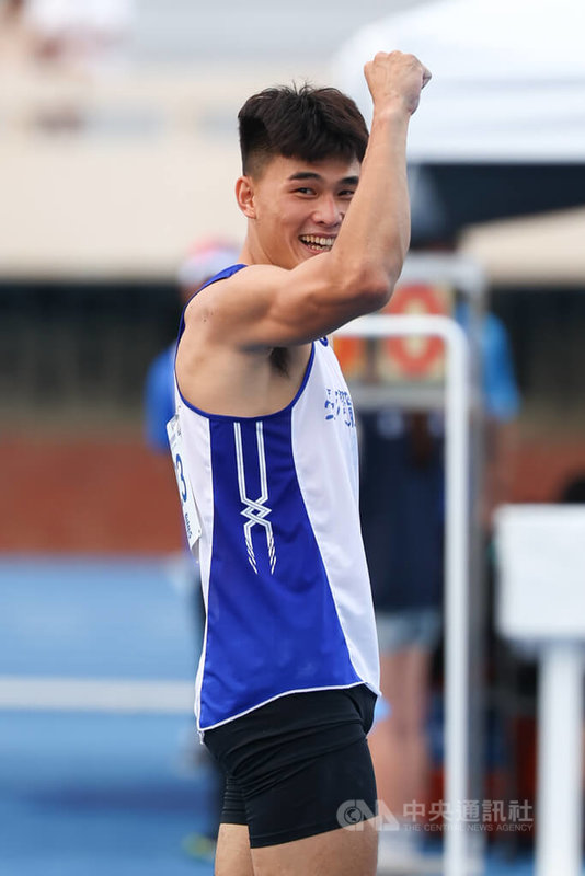台體大好手林琮憲5日在113年全大運公開男生組撐竿跳高決賽,以破大會紀錄的5公尺33摘金,他開心振臂慶祝。中央社記者王騰毅攝 113年5月5日