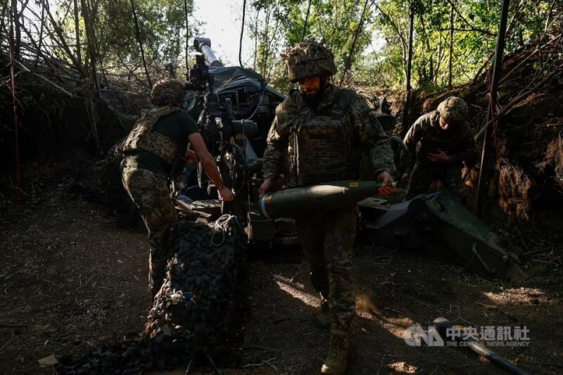 烏克蘭前線士兵準備發射榴彈砲。（路透社）