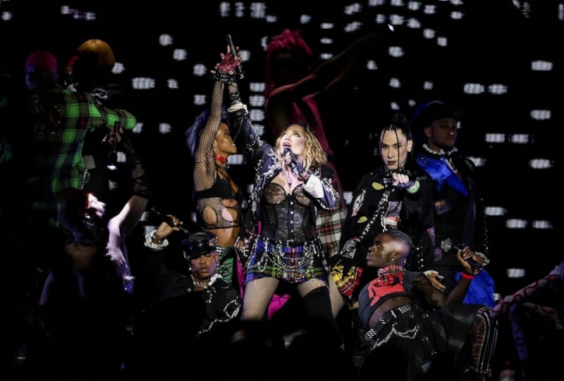 美國流行樂壇天后瑪丹娜在巴西里約熱內盧，舉行40週年職業生涯「慶典世界巡迴演唱會」閉幕演出。（路透社）
