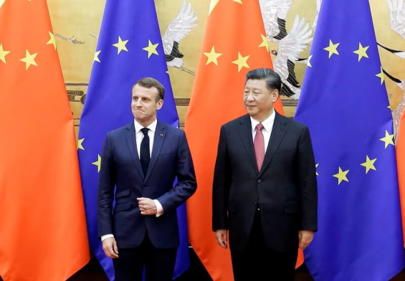 法國總統馬克宏2019年訪問中國，與中國國家主席習近平在中國國旗和歐盟旗幟前合照。（路透社）