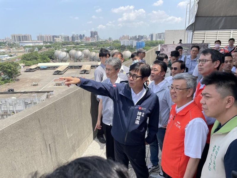 行政院長陳建仁（前中）6日在高雄市長陳其邁（前左）陪同下，視察楠梓產業園區規劃及相關聯外交通建設推動情形。（高雄市工務局提供）中央社記者蔡孟妤傳真  113年5月6日