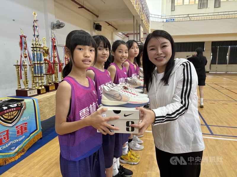 U12全國少年籃球錦標賽女子組日前結束，雲林縣斗六市鎮南國小擊敗虎尾鎮立仁國小奪冠，國民黨立委張嘉郡（右）6日贈送2校球隊每人1雙籃球鞋。中央社記者姜宜菁攝  113年5月6日