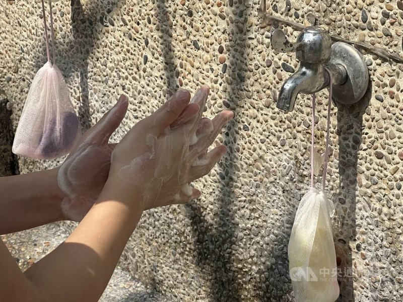 國內腸病毒進入流行期，預防腸病毒最好方法之一是養成正確洗手習慣，留意洗手5時機及正確洗手步驟，做好自身健康，便能減少病菌傳播。中央社記者趙麗妍攝  113年5月6日