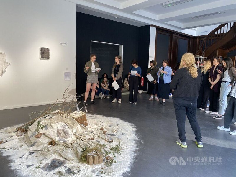 柏林民众参观「梦洞」，陈家翊将作品陈列于有落地窗的位置，试图将展览空间内部与外部街道的界限打破，创造一幅可延伸的风景，借此探索柏林城市发展过程中对人们与环境带来的影响。中央社记者林尚萦柏林摄  113年5月6日