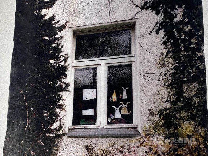 陈家翊认为窗户是城市记忆的延伸，作品运用光栅印刷技术，让观众可以在一张平面图像中转移视角来看见她在驻村期间拍下的不同窗户。图为陈家翊最喜欢的「柏林之窗」。中央社记者林尚萦柏林摄  113年5月6日