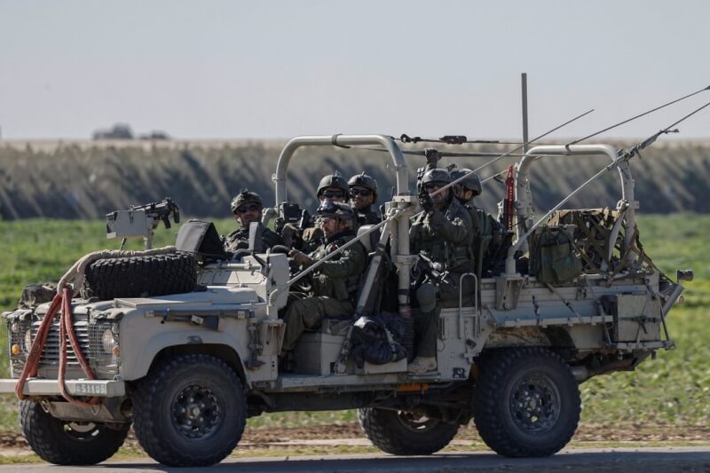 以色列士兵1月乘坐軍用車輛行經加薩。（路透社）